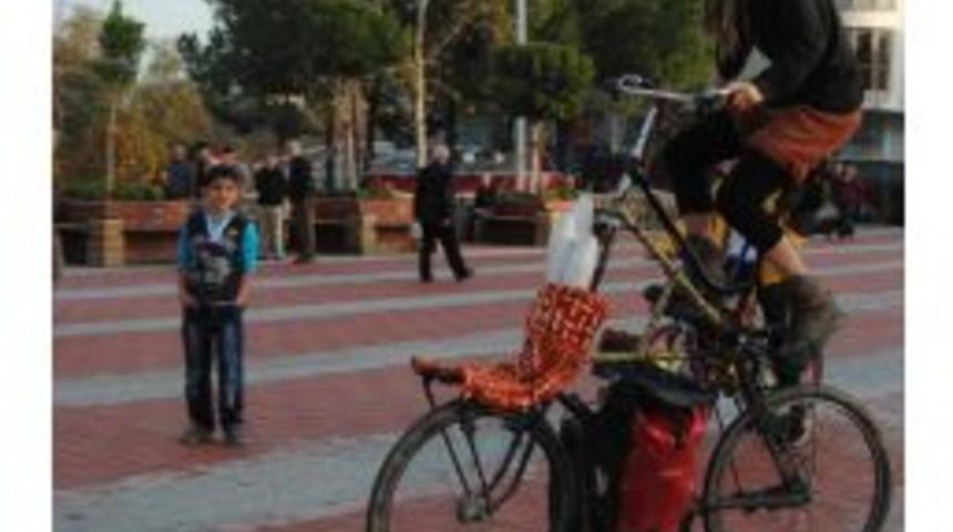 Alman Turist &Ccedil;ift Katlı Bisikleti Ile G&ouml;steri Yaptı