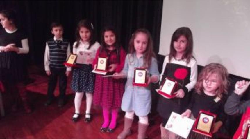 K&uuml;&ccedil;&uuml;klere Iyilik &Ouml;d&uuml;lleri Verildi