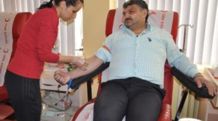 53. Kan Bağışını Başbakan&rsquo;a Hediye Etti