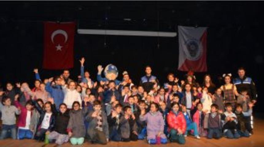 Polis Kendini &Ccedil;ocuklara Tiyatroyla Sevdirdi