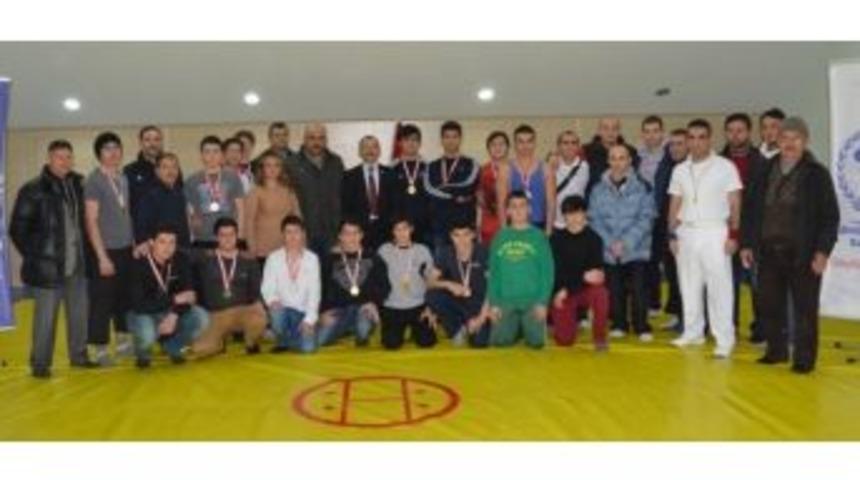 D&uuml;zceli G&uuml;reş&ccedil;iler Madalyalarını Aldı