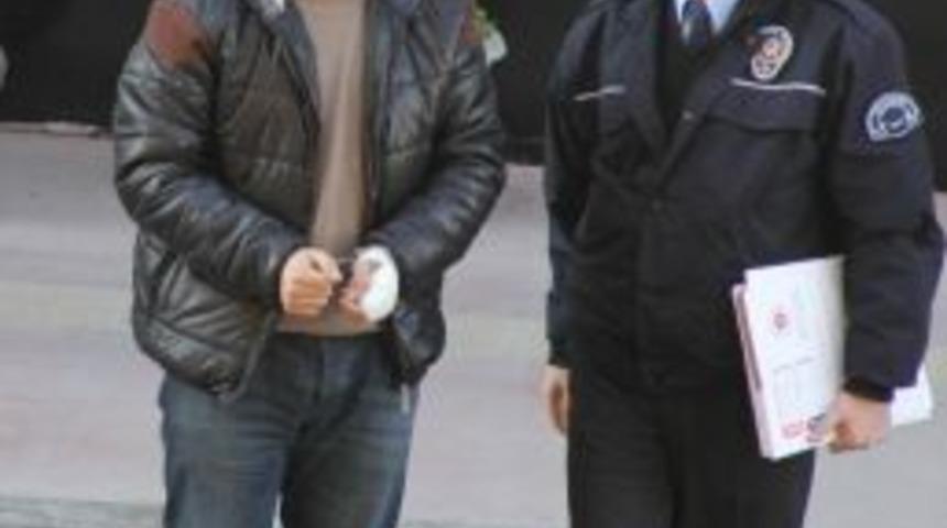 Kendisine Saldırını Satırla Yaralayan Gen&ccedil; Teslim Oldu