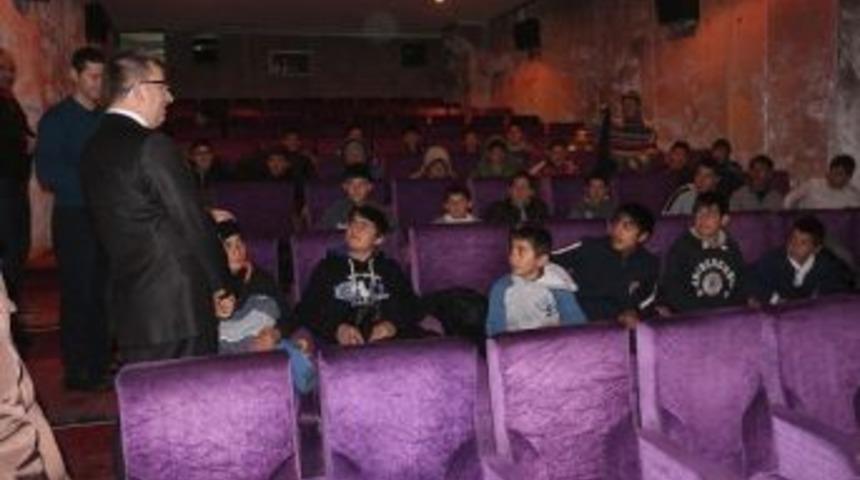 Sokakta &Ccedil;alışan &Ccedil;ocukların Sinema Keyfi