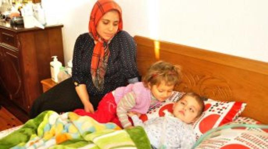 Beyninde T&uuml;m&ouml;r Olan Minik Ayhan, Yaşam M&uuml;cadelesi Veriyor