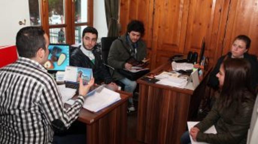 Tiyatro Okuluna Ilgi B&uuml;y&uuml;k