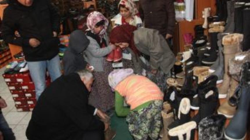 Hakkari'de Zabıtalar Suriyeli &Ccedil;ocuklara Sahip &Ccedil;ıktı