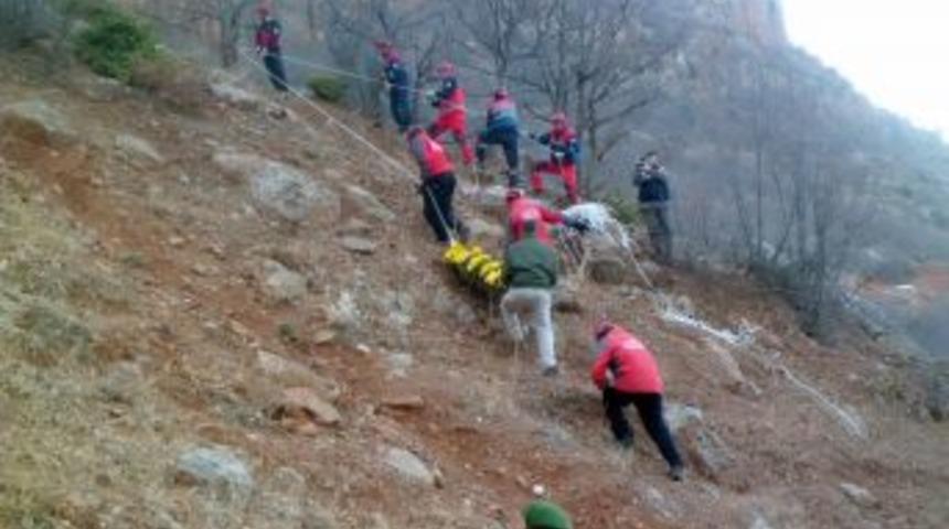 U&ccedil;urumdan Aşağı Yuvarlanan Ara&ccedil;taki Cesetler G&uuml;&ccedil;l&uuml;kle &Ccedil;ıkarıldı