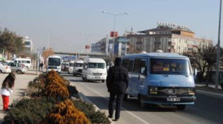 Minib&uuml;s&ccedil;&uuml;ler Selmanoğlunu Protesto Etti