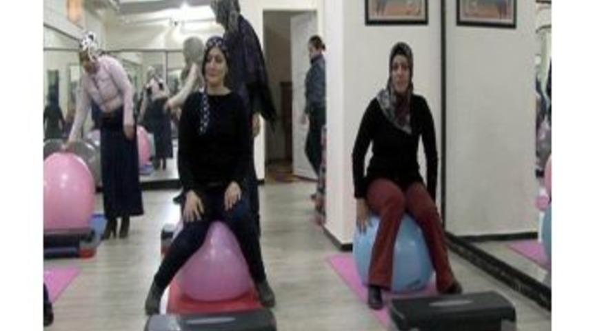 Bağlarlı Kadınlar, Hem Meslek &Ouml;ğreniyor Hem De Fıtness Yapıyor
