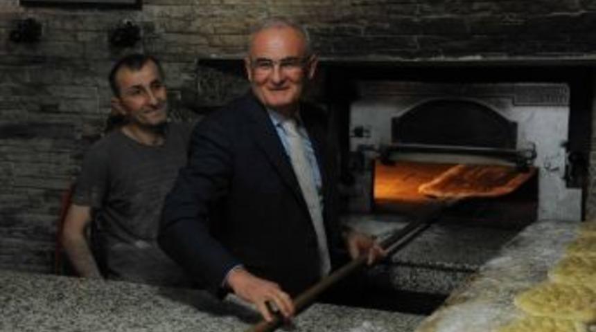 Başkan Yılmaz Fırında Ekmek Pişirdi