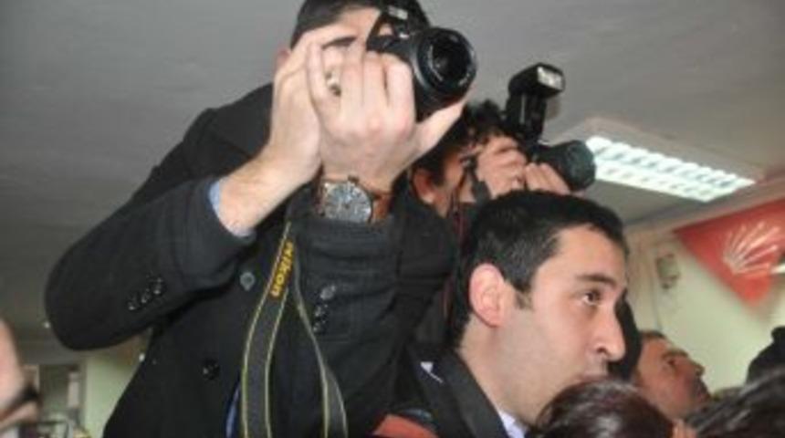 Basın Toplantısında Basın Mensupları Ayakta Kaldı