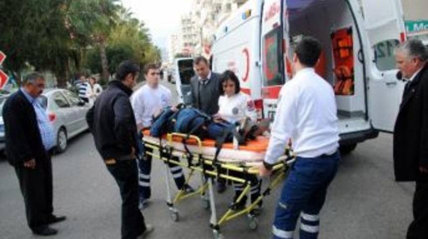 Yolun Karşısına Ge&ccedil;mek İsteyen Kadına Otomobil &Ccedil;arptı