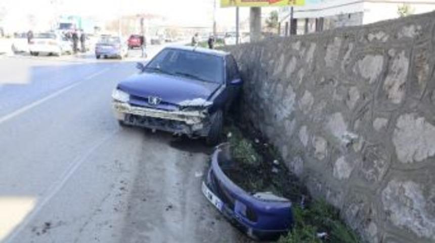 Dikkatsiz S&uuml;r&uuml;c&uuml;ler Kazaya Neden Oldu