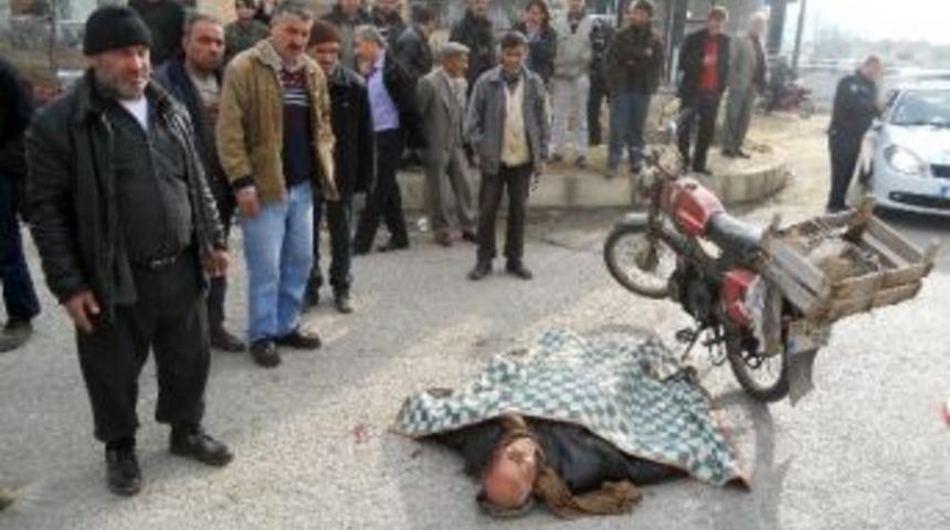 Evinden Getirdiği Battaniye İle Yaralının &Uuml;zerini &Ouml;rtt&uuml;