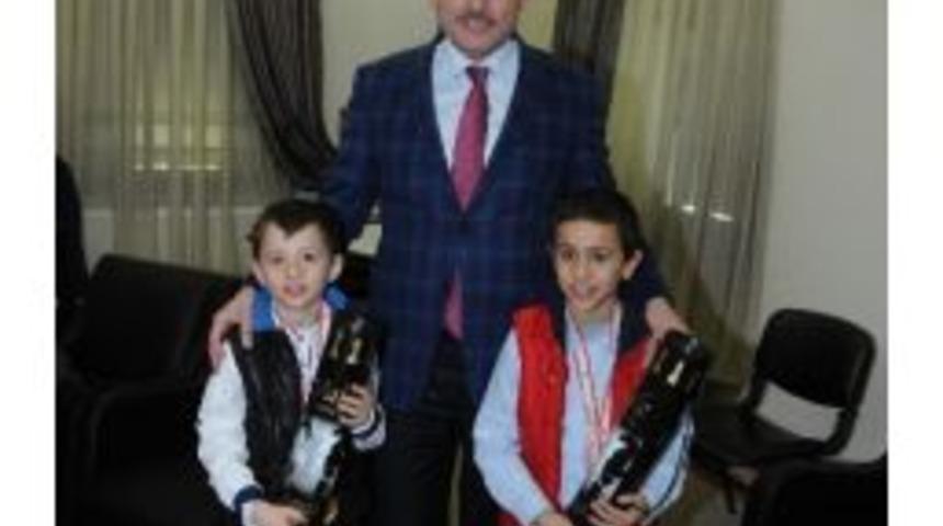 Satran&ccedil; Şampiyonu İkizler