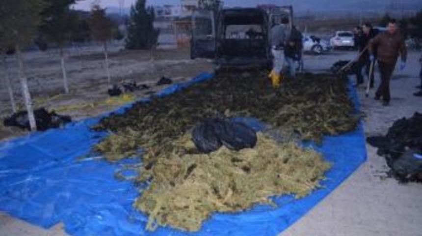 Polisten Ka&ccedil;arken Uyuşturucu Y&uuml;kl&uuml; Aracını Ateşe Verdi