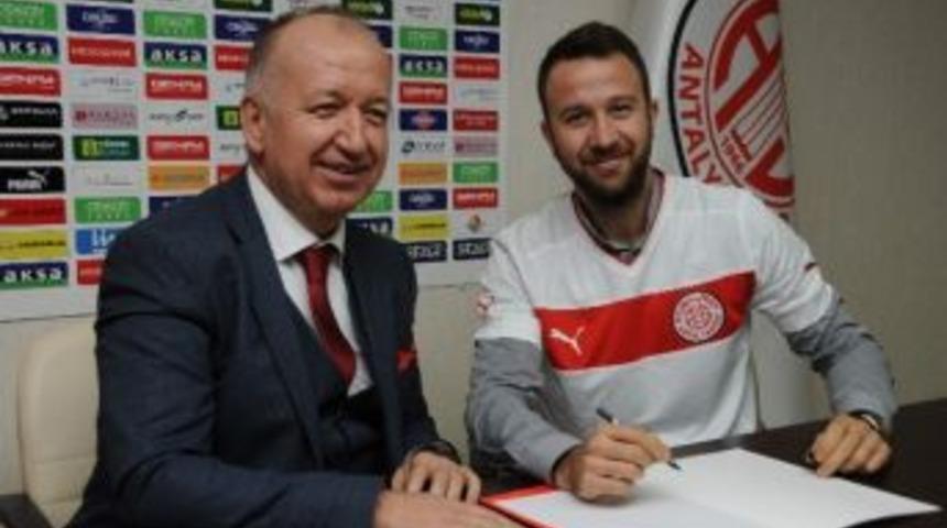 Giray Kaçar, Antalyaspor’a İmzayı Attı