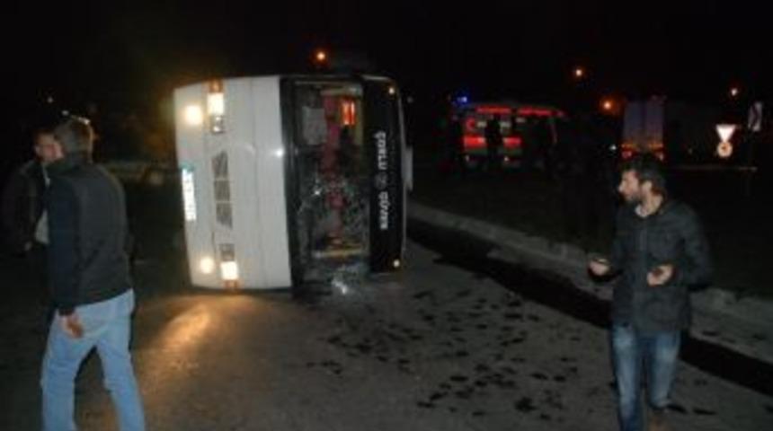 Otomobilin &Ccedil;arptığı İş&ccedil;i Servisi Devrildi: 13 Yaralı