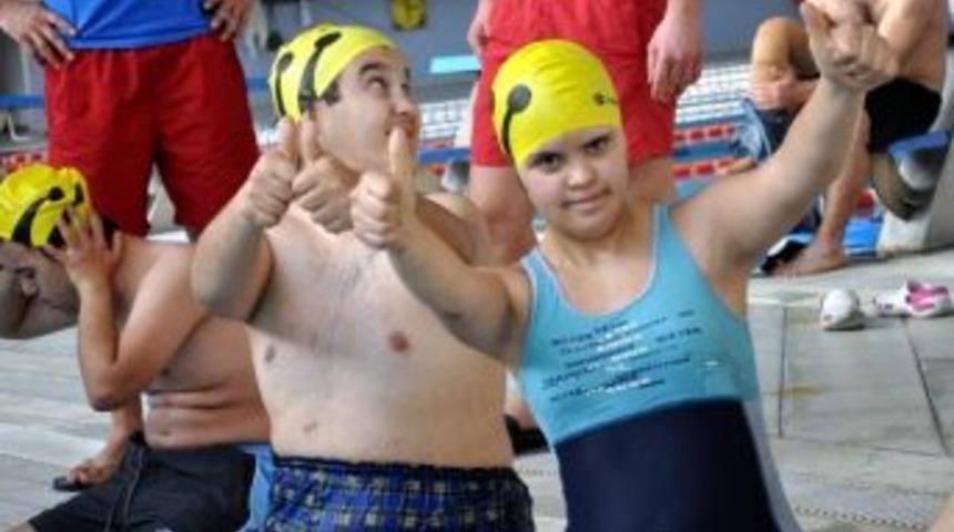 (&ouml;zel Haber) Engellerini Y&uuml;zerek Aşıyorlar