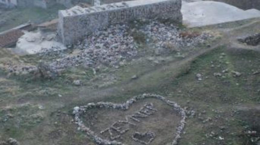 Kale Taşlarından Kalp Yaptı