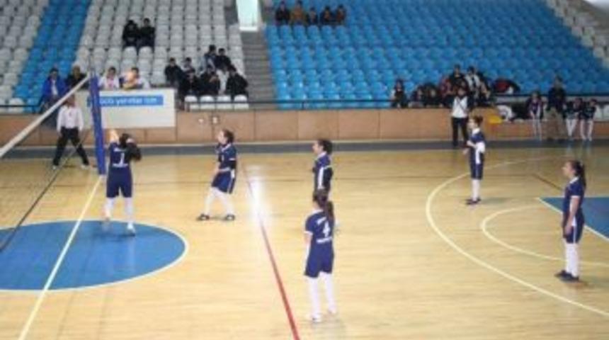 Yıldızlar Voleybol Heyecanı Başladı