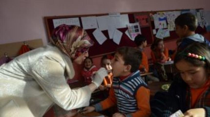 Seydikemer'de İlkokul &Ouml;ğrencilerine Diş Taraması Yapılıyor