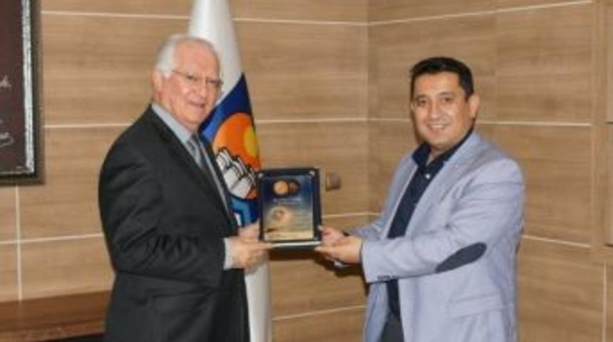 Makina M&uuml;hendislerinden Başkan Yıldırım&rsquo;a Plaket