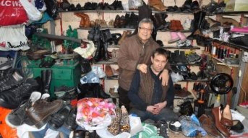 Ayakkabı Tamircileri &Ccedil;ırak Bekliyor