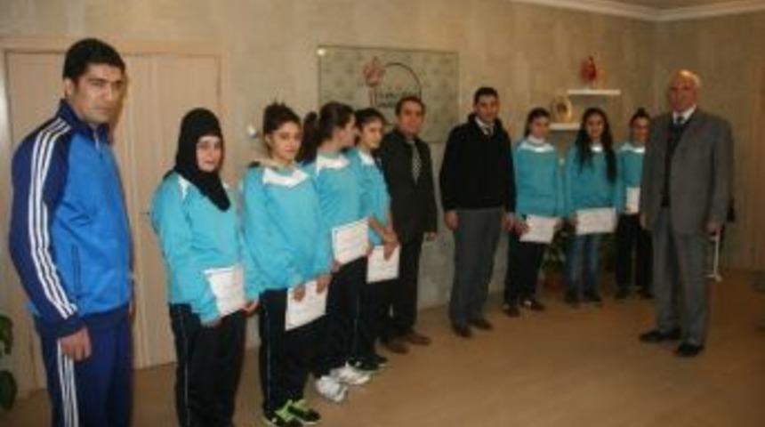 M&uuml;d&uuml;r Kaman Başarılı Sporcuları Tebrik Etti