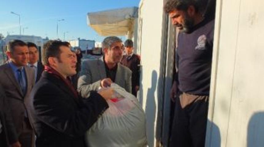 Suriyeli M&uuml;ltecilere Kıyafet Yardımı