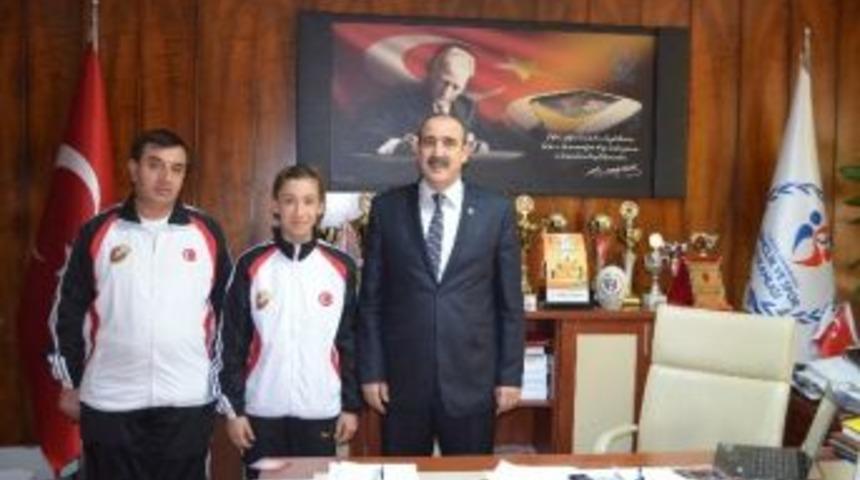 Başarılı Badminton Sporcusuna M&uuml;d&uuml;r Sadi Fındıklı&rsquo;dan Tebrik