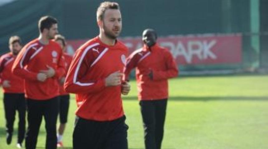 Antalyasporlu Giray&rsquo;ın Hedefi Yeniden Milli Takım