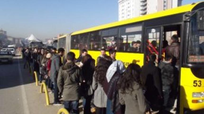 &Uuml;niversite &Ouml;ğrencileri Kuyruktan Kurtulmak İstiyor