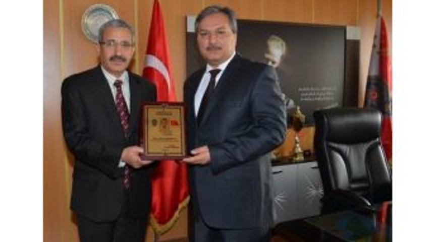 Tekirdağ İl Emniyet M&uuml;d&uuml;r&uuml; Emekli Olan Personele Plaket Verdi