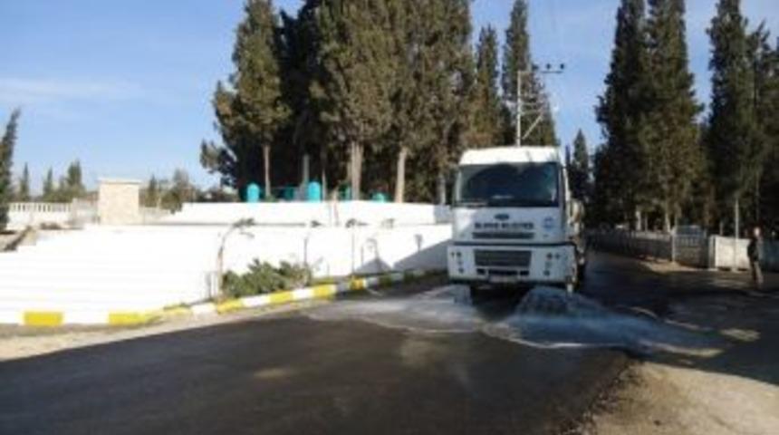 Dilovası&rsquo;nda Mezarlıklar Yıkanıyor