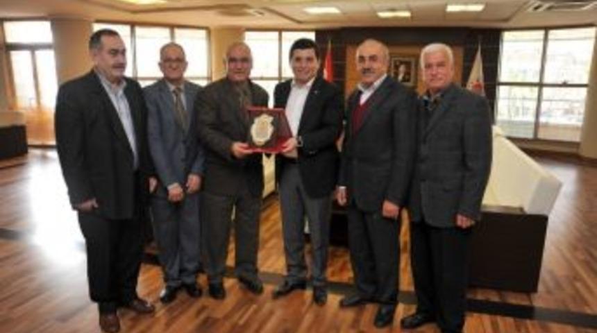 Ant-koop B&uuml;y&uuml;kada Sitesi&rsquo;nden Başkan T&uuml;t&uuml;nc&uuml;&rsquo;ye Plaket