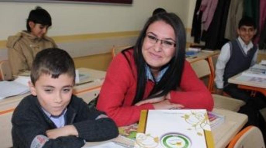 &Uuml;niversite &Ouml;ğrencilerinden Minik &Ouml;ğrencilere S&uuml;rpriz Ziyaret