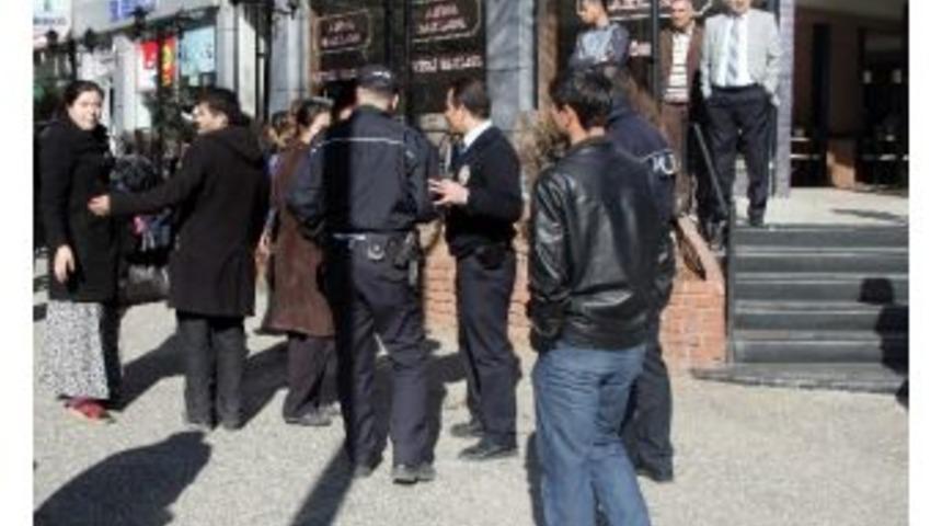 "sa&ccedil;ınızı Boyatmaya Para Var, Dilenciye Yok" Kavgası