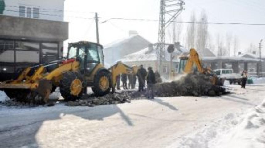 Y&uuml;ksekova'da Donan Su Şebekeleri Onarılıyor