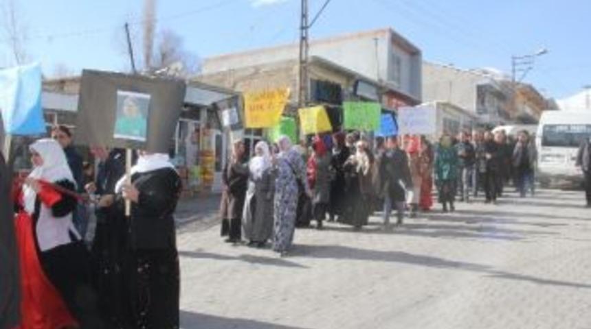 Paris&rsquo;te 3 Pkk'lı Kadının &Ouml;ld&uuml;r&uuml;lmesi, Başkale&rsquo;de Protesto Edildi