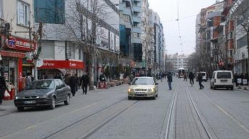 Trafiğe Kapalı Olan Tramvay Hattında Ara&ccedil; Bolluğu