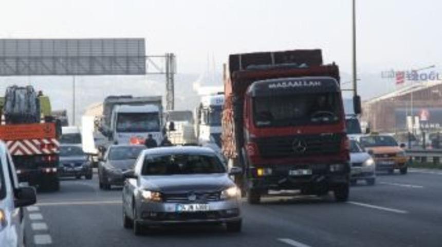 Tem Otoyolunda Kamyon Kazası Trafiği Kilitledi