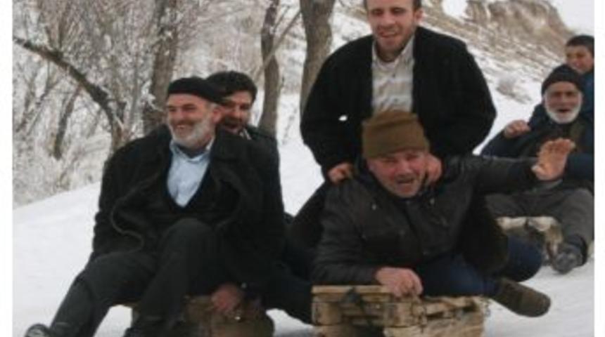 70&rsquo;lik Dedelerin Kızak Ve Karda Futbol Keyfi