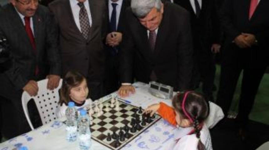 Kocaeli&rsquo;de 28 Bin &Ouml;ğrenciye Satran&ccedil; Takımı Dağıtıldı