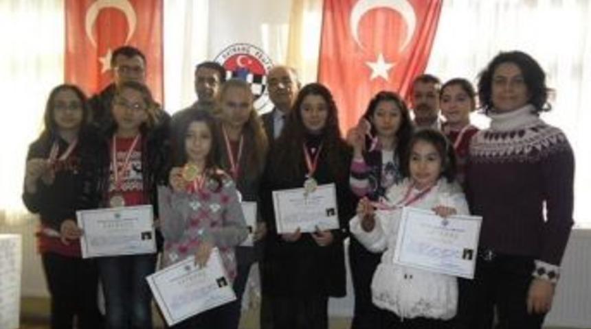 K&uuml;tahya'da Bayanlar Satran&ccedil; Turnuvası