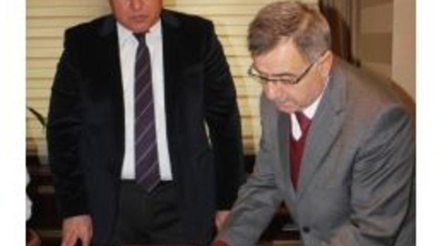 Cami Yapımı İ&ccedil;in El Yazması Kur&rsquo;an-ı Kerim Bağışlandı