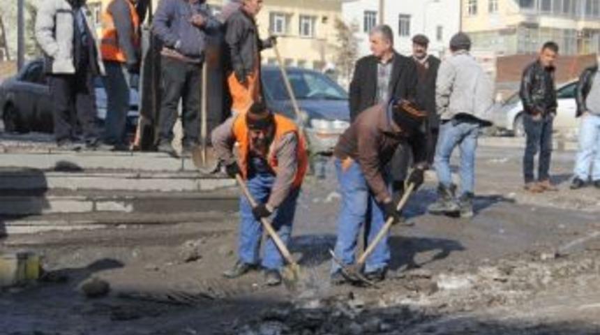 Karayolları Ekiplerinden Buzla M&uuml;cadele &Ccedil;alışması