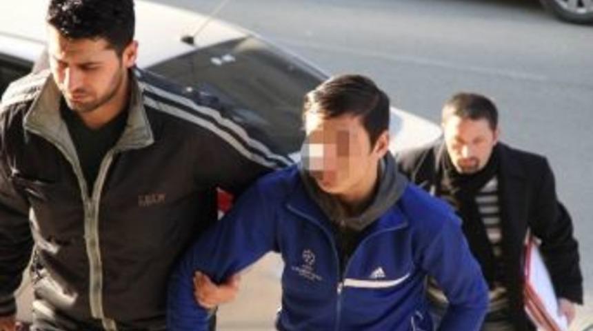 Parkta Bir Kişiyi Bı&ccedil;aklayan Gen&ccedil; G&ouml;zaltına Alındı