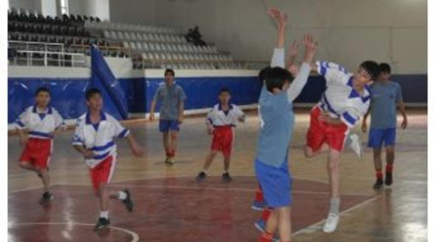 Okullar Arası Yıldızlar Hentbol M&uuml;sabakalarına Devam Edildi