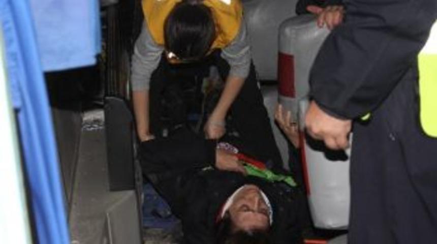 Yolcu Otobüsü İle Kamyon Çarpıştı: 15 Yaralı